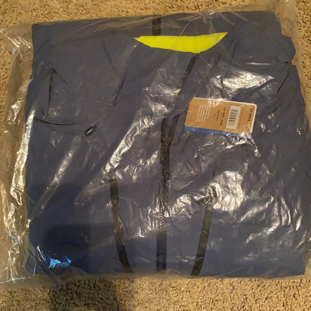 Men’s Patagonia jacket.